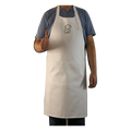 Weiße Kochschürze mit grün gesticktem Lecker-Eifel-Logo, getragen über einem blauen Shirt