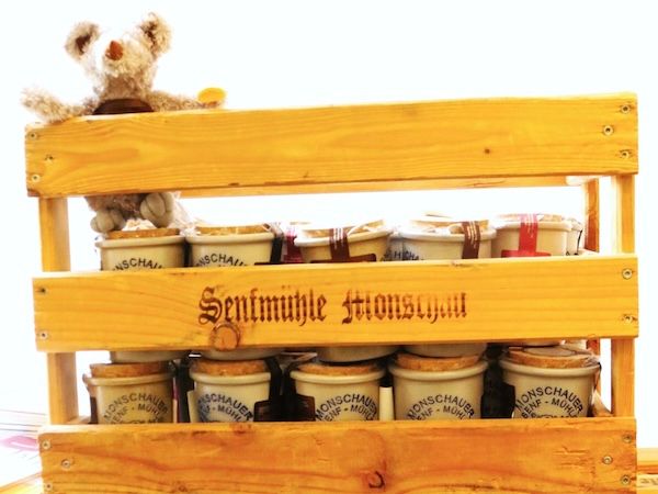 Monschauer Senftöpfe in einer Holzkiste der Historischen Senfmühle