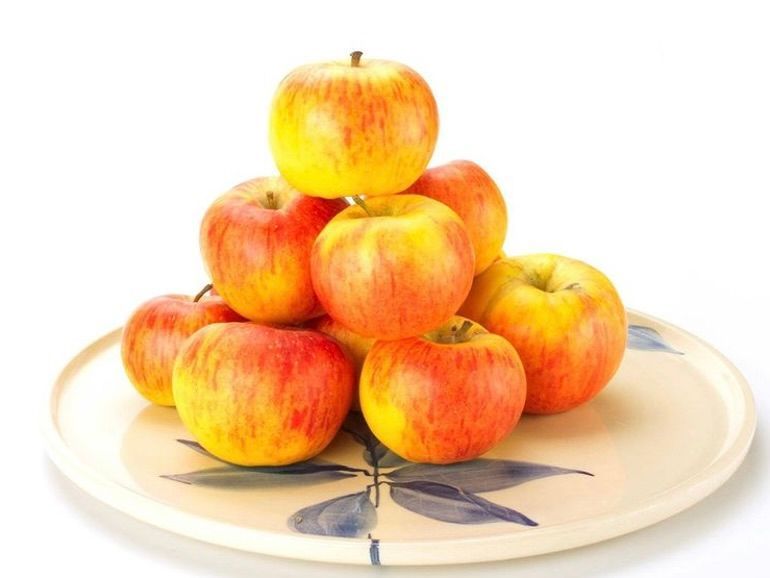 Äpfel auf einem bemalten Keramikteller aus Maria Laach