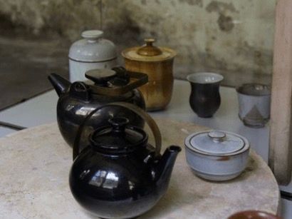 Teekannen und Becher aus der Keramikmanufaktur Maria Laach