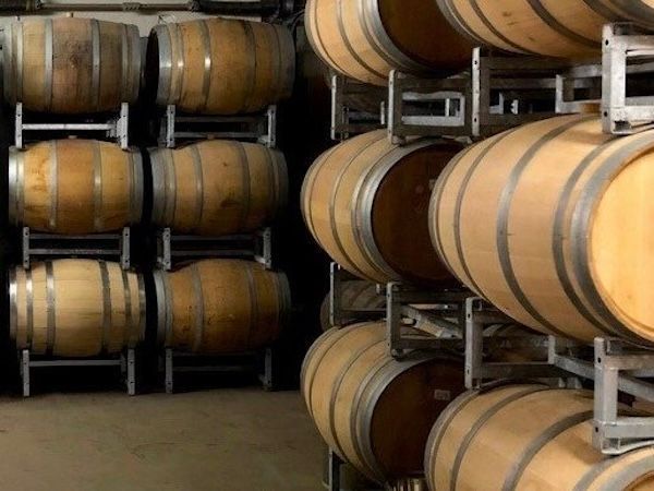 Holzfässer im Fasslager von Eifel Whisky