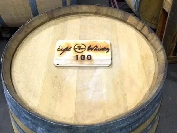 Whiskyfass mit Eifel-Whisky-Schild und Fassnummer 100