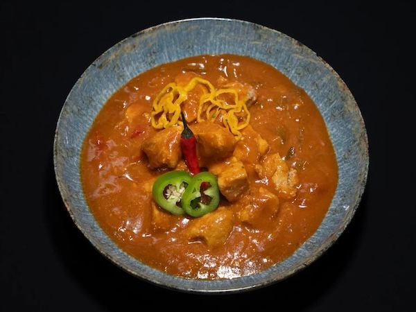 Eifel Good Schaschlik in Sauce, angerichtet mit Paprika