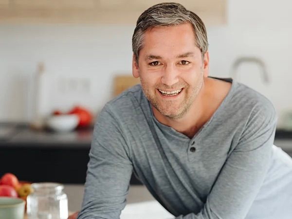 Porträt des Gründers von Kraut und Korn in der Küche