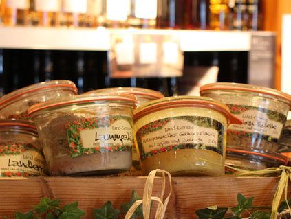 Lapinchen-Aufstriche und Patés in Gläsern auf einem Holzbrett