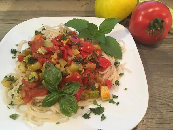 Pastanita-Nudelgericht mit Gemüse und frischen Kräutern