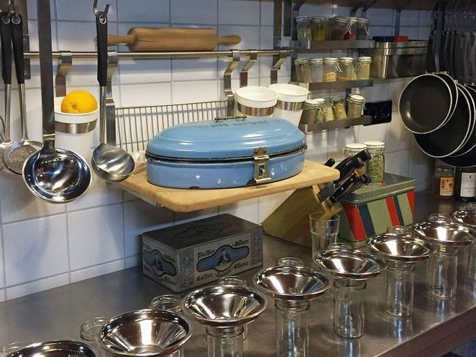 Vorbereitete Gläser und Trichter in der Küche der Eifel Marmeladen Manufaktur