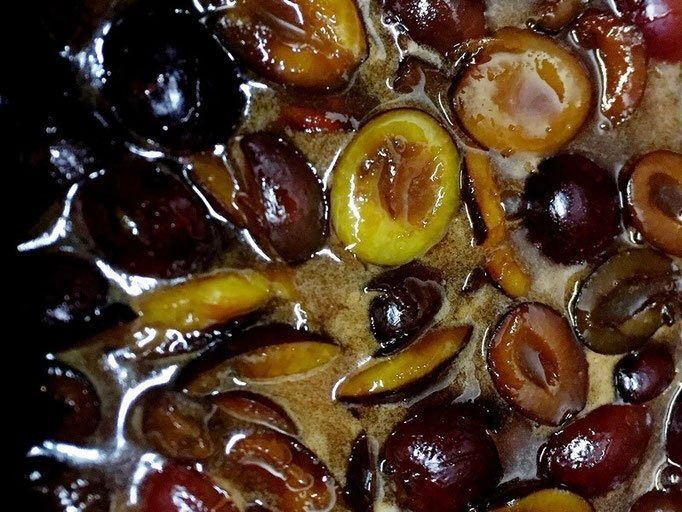 Halbierte Pflaumen beim Einkochen in der Eifel Marmeladen Manufaktur