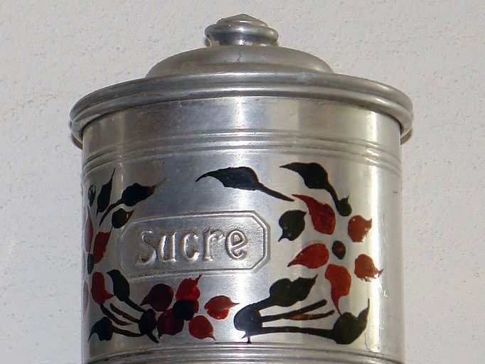 Verzierte Zuckerdose mit der Aufschrift Sucre