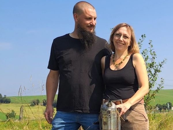 Die Betreiber der Imkerei Windisch mit Imkerwerkzeug im Freien