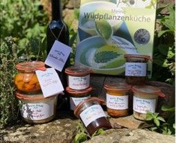 Feinkostgläser, Weinflasche und Wildpflanzen-Kochbuch von Vieux Sinzig