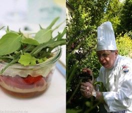 Wildkräutergericht im Glas und Koch beim Sammeln von Kräutern