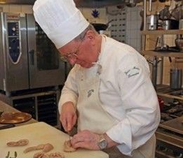 Koch von Vieux Sinzig bei der Zubereitung in der Küche