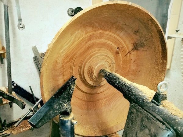 Eine Holzschale entsteht auf der Drechselbank bei TwinWood