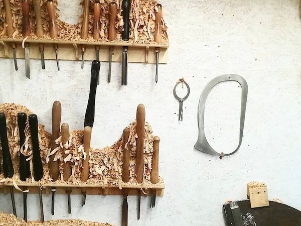 Drechselwerkzeuge an der Werkstattwand von TwinWood