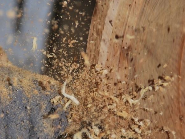 Holzspäne beim Drechseln eines Werkstücks bei TwinWood