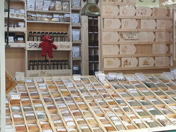 Kräuter- und Gewürzauswahl am Stand von Der Kräuterteufel