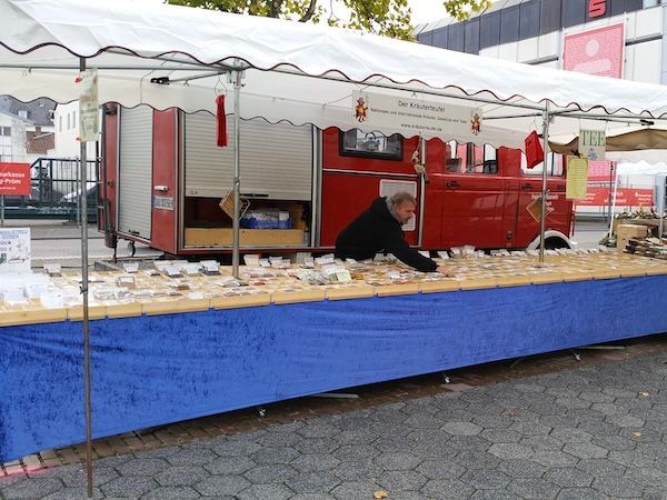 Marktstand von Der Kräuterteufel mit Kräutern und Gewürzen