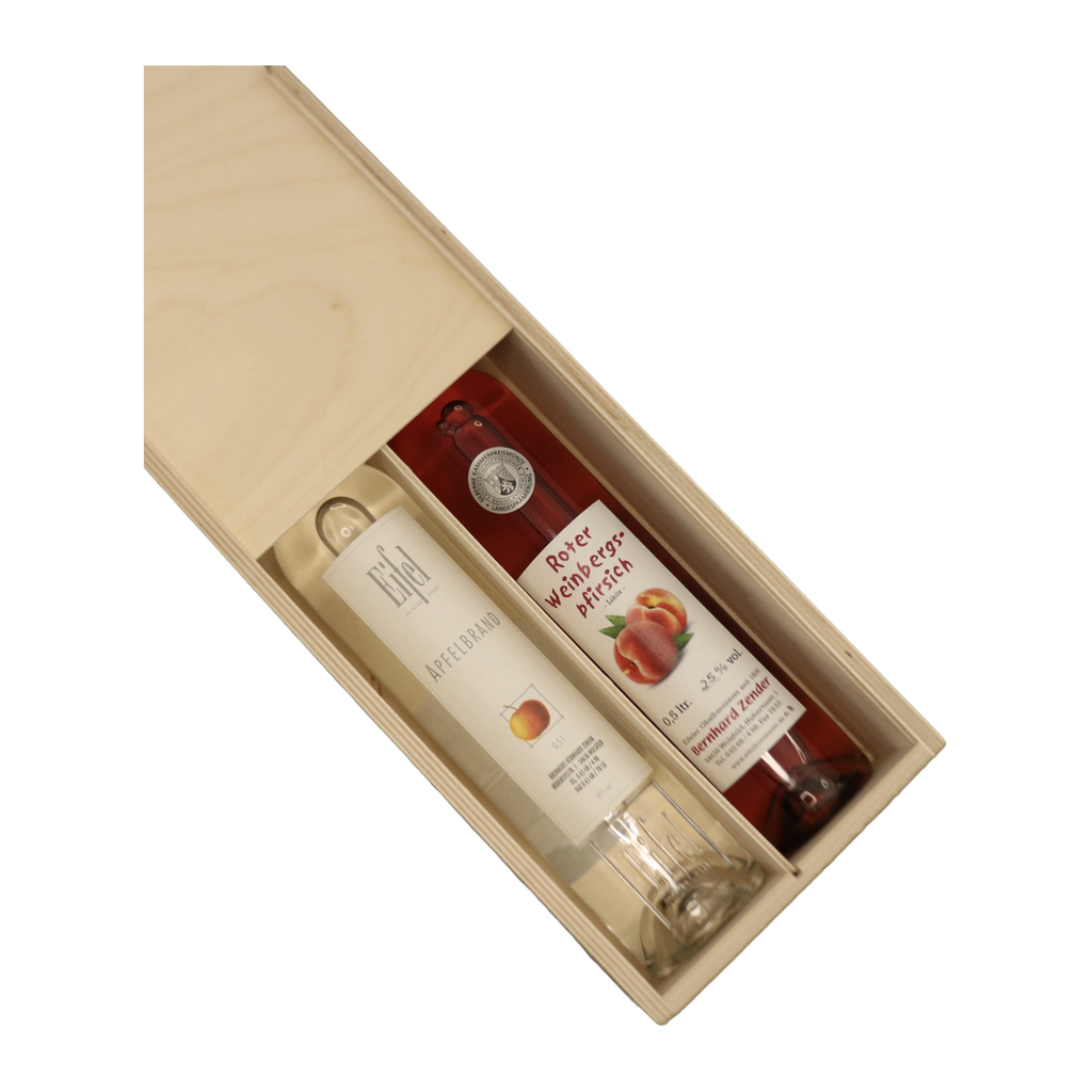 Geöffnete Birkenholz-Geschenkbox für zwei Flaschen, Detailansicht mit Apfelbrand und Weinbergpfirsich-Likör als Anwendungsbeispiel; Flaschen nicht enthalten