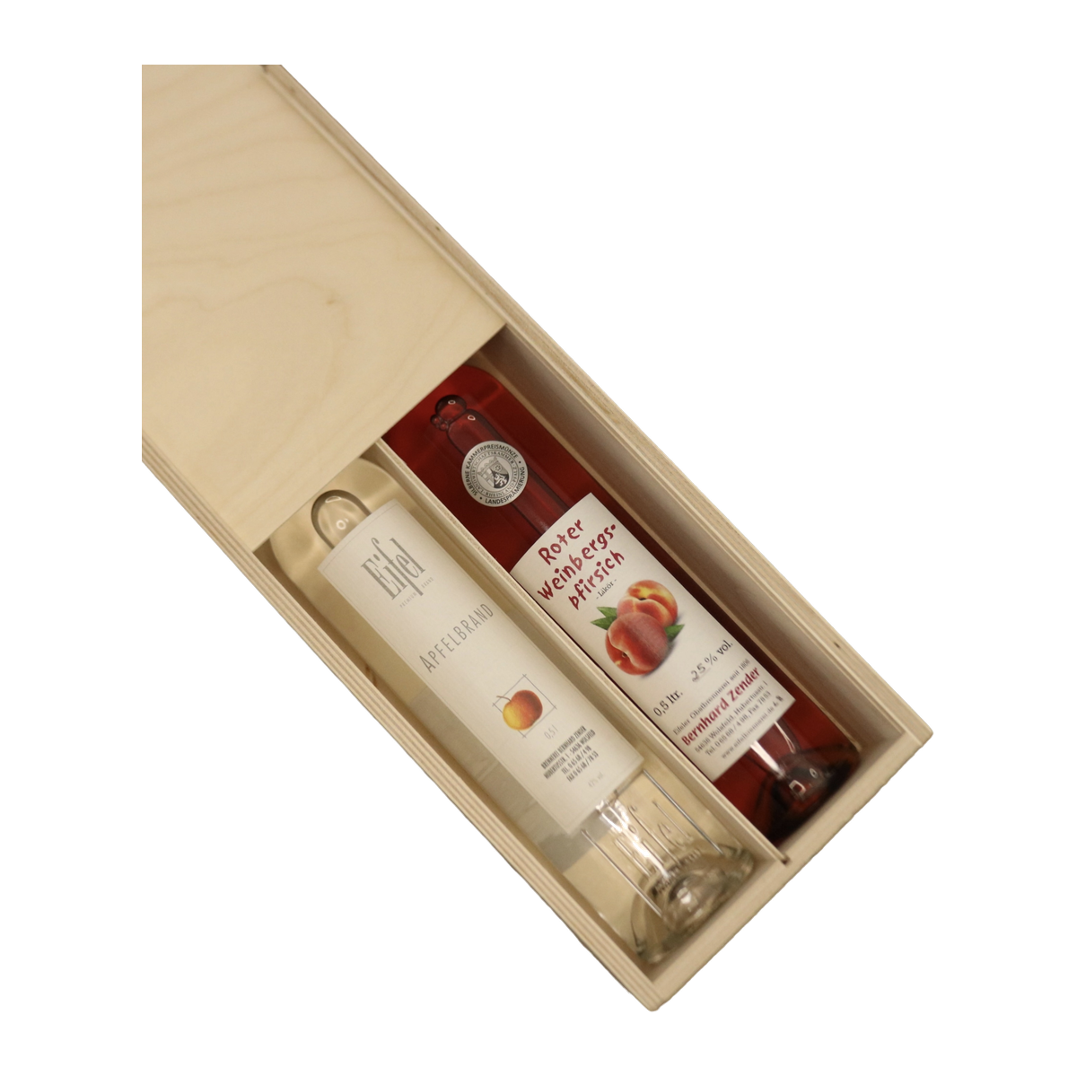Geöffnete Birkenholz-Geschenkbox für zwei Flaschen, Detailansicht mit Apfelbrand und Weinbergpfirsich-Likör als Anwendungsbeispiel; Flaschen nicht enthalten
