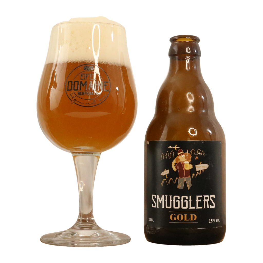 Smugglers Gold Bier von Eifel Domaine, 0,33-l-Flasche neben einem gefüllten Bierglas